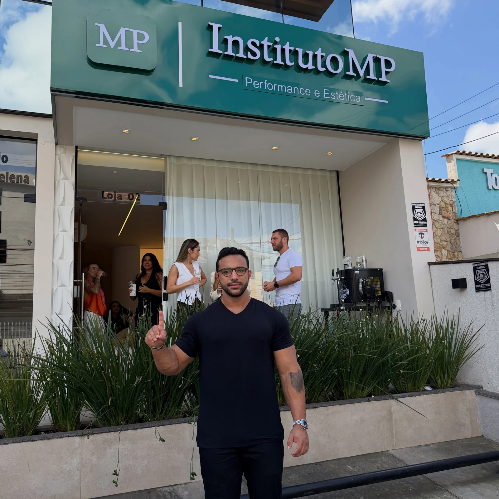 Fachada do Instituto MP, na Vila Santa Cecília, com Maicon Pena à frente.